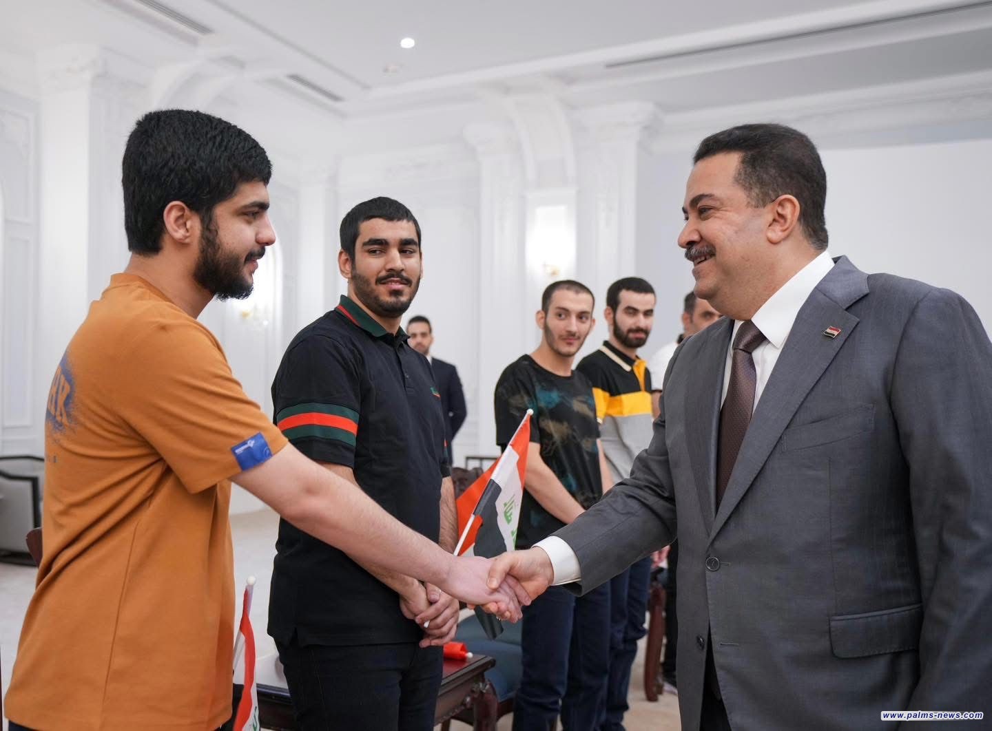 السوداني يستقبل العراقيين المفرج عنهم من السعودية ويشيد بمبادرة الرياض